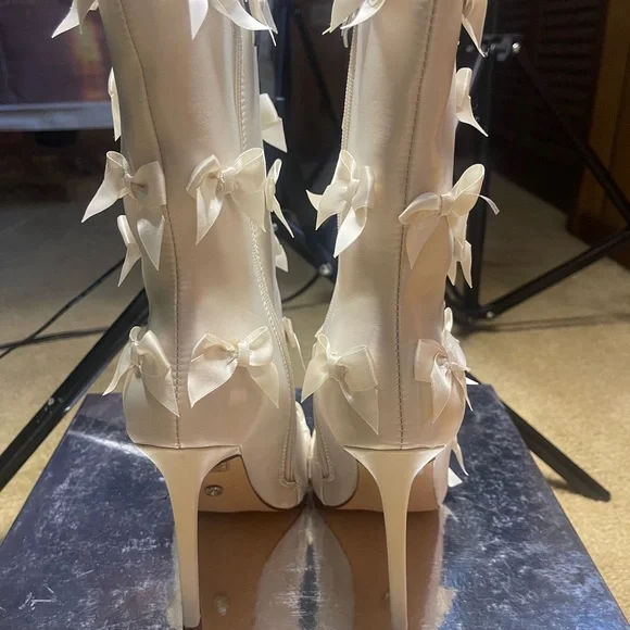 Elegant White Bow-Embellished Women's Boots - Picture 5 of 8